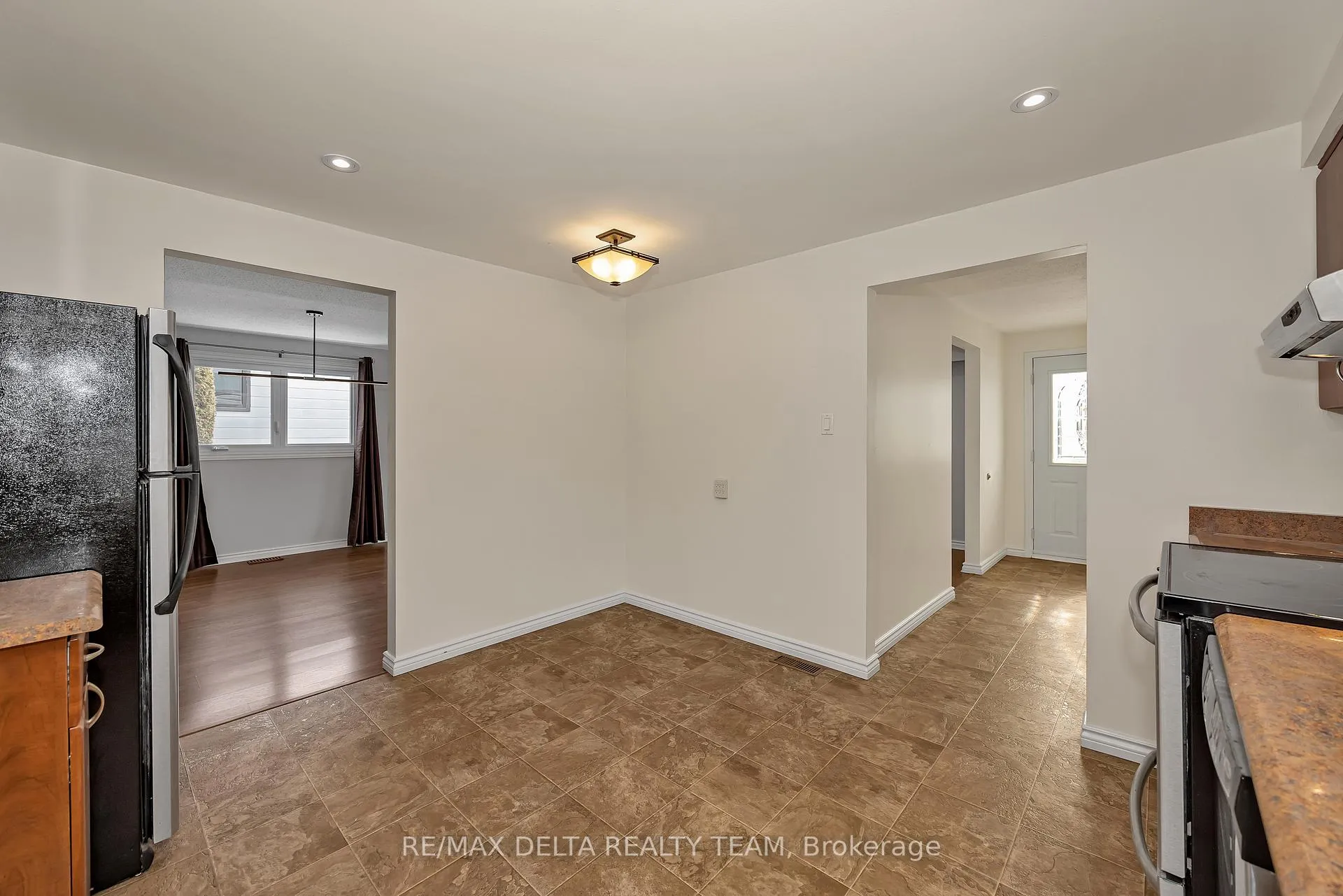 Photo 13 of 22 Red Maple Crescent, Ottawa, Blackburn Hamlet — HOMEH
