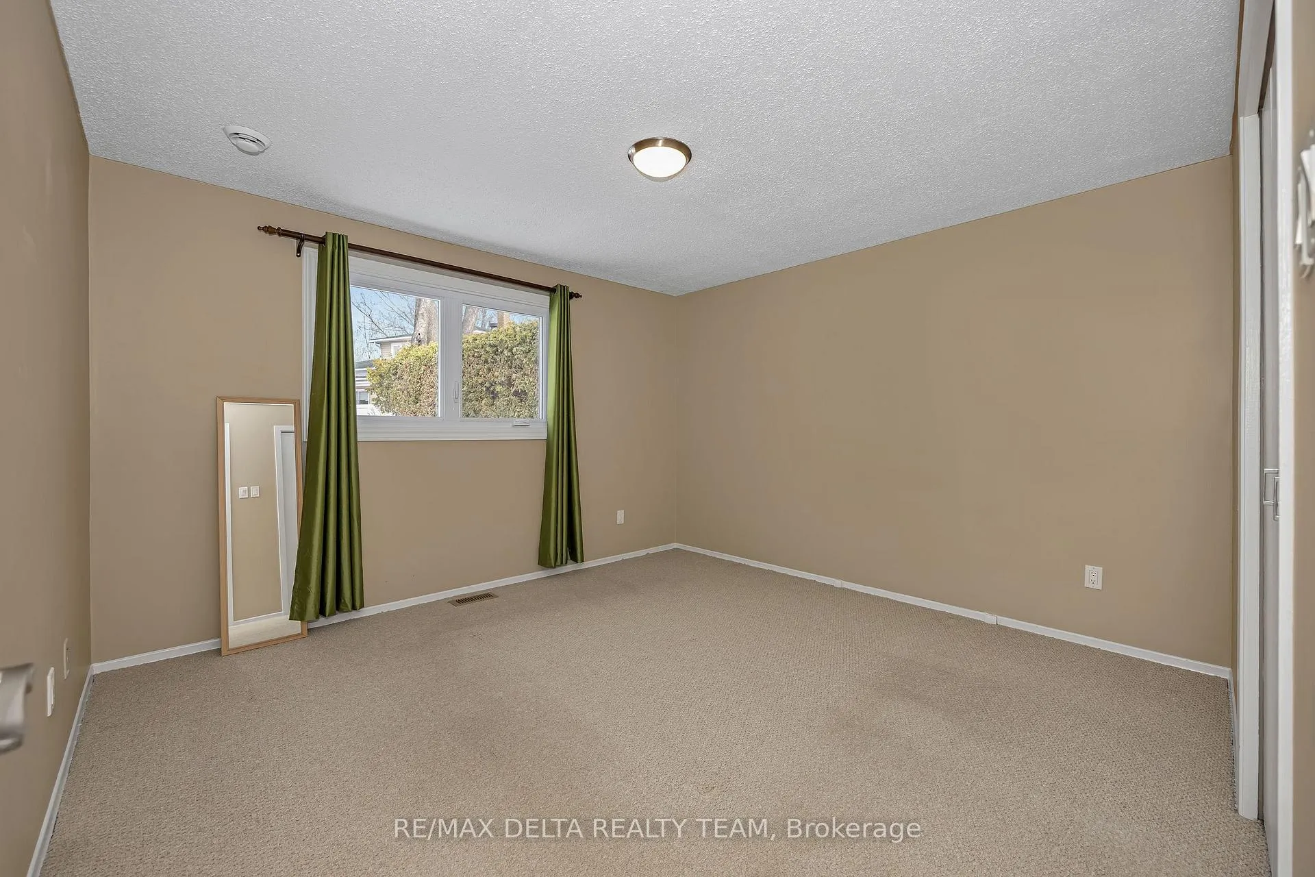 Photo 16 of 22 Red Maple Crescent, Ottawa, Blackburn Hamlet — HOMEH