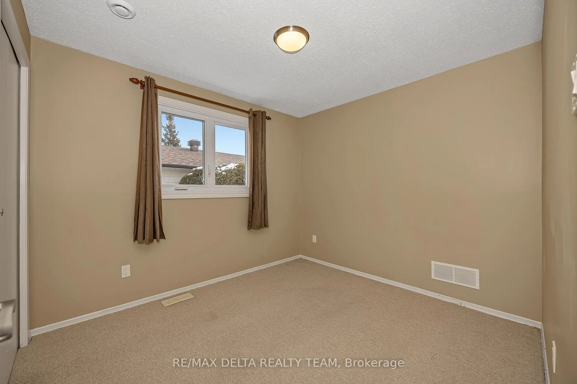 Photo 18 of 22 Red Maple Crescent, Ottawa, Blackburn Hamlet — HOMEH
