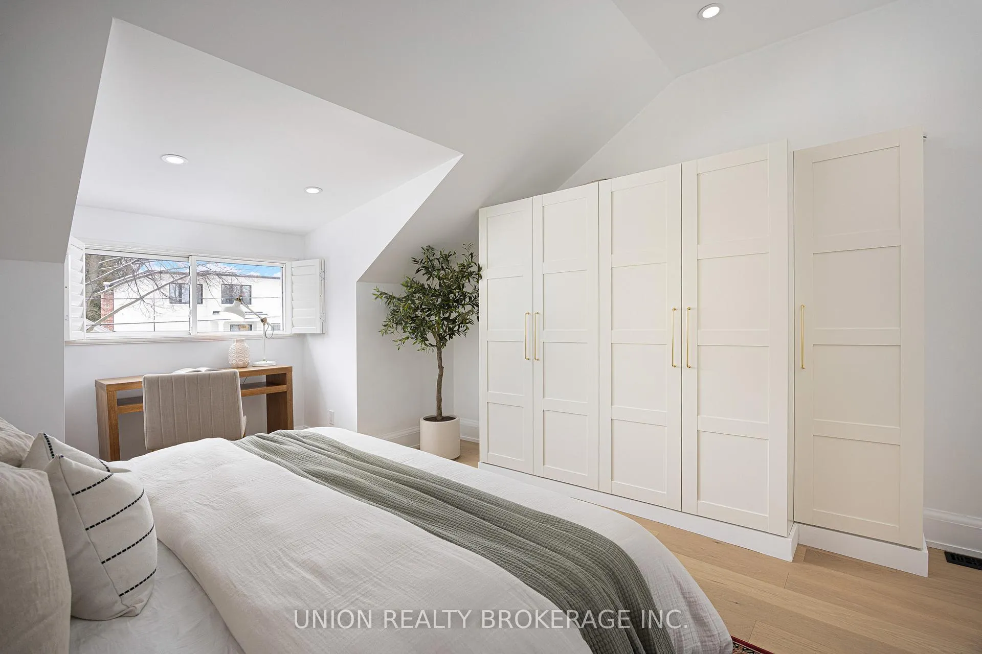 Photo 9 of 246 Lee Avenue, Toronto, The Beaches — HOMEH