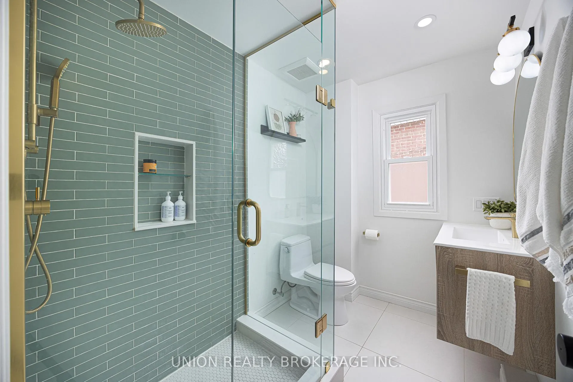 Photo 13 of 246 Lee Avenue, Toronto, The Beaches — HOMEH