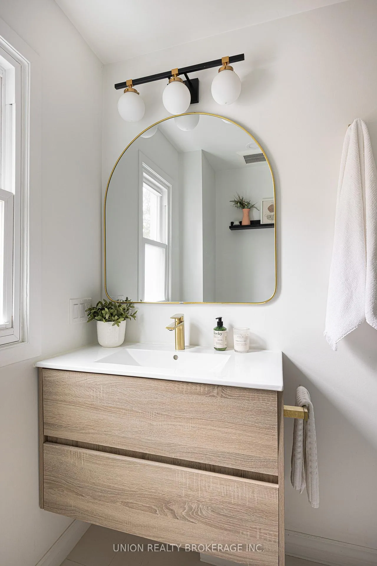 Photo 14 of 246 Lee Avenue, Toronto, The Beaches — HOMEH