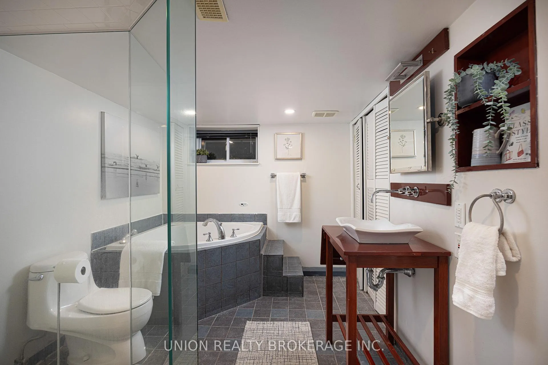 Photo 18 of 246 Lee Avenue, Toronto, The Beaches — HOMEH