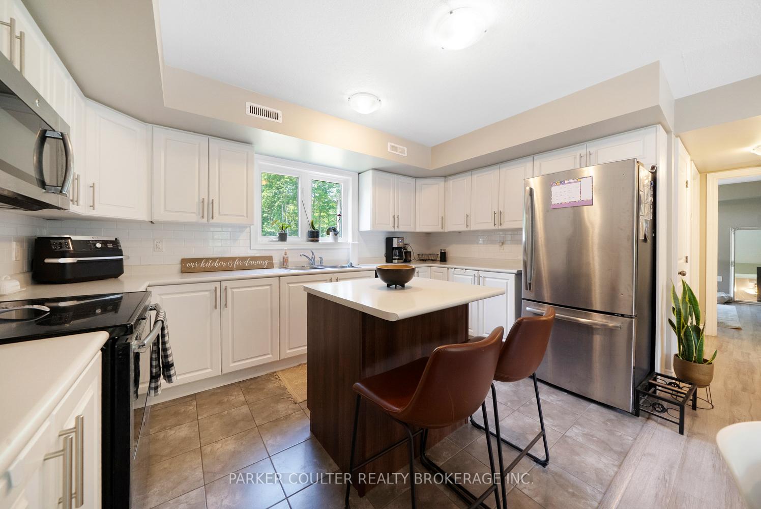 Photo 5 of 640 Mapleview Drive E, Innisfil, Rural Innisfil — HOMEH