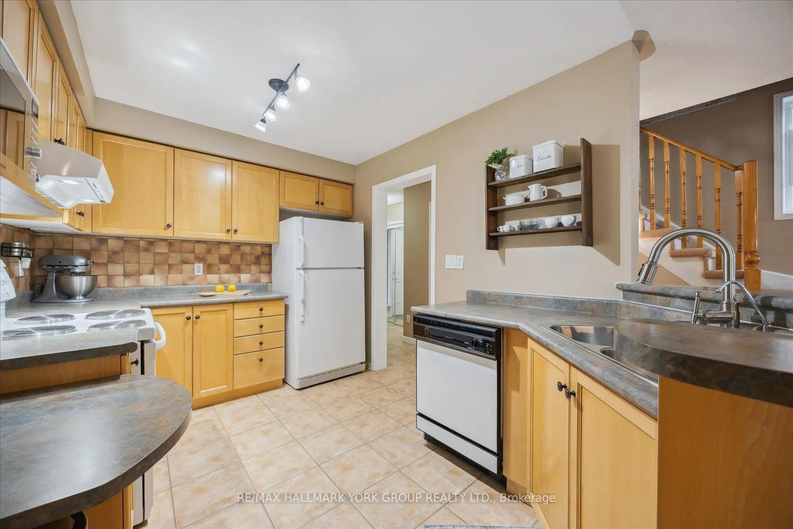 Photo 7 of 11 Snedden Avenue, Aurora, Bayview Wellington — HOMEH