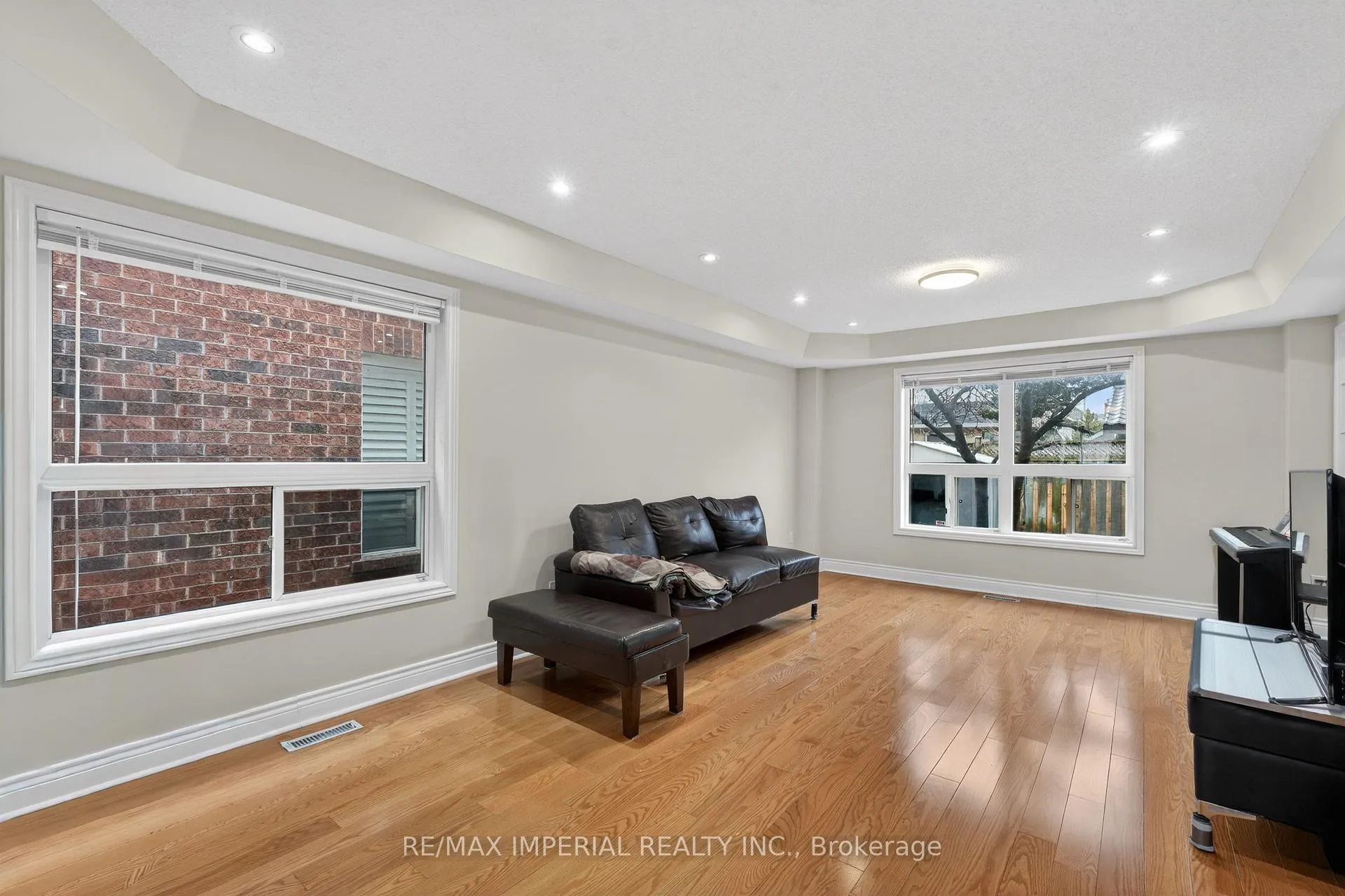 Photo 10 of 103 Ferdinand Avenue, Vaughan, Vellore Village — HOMEH