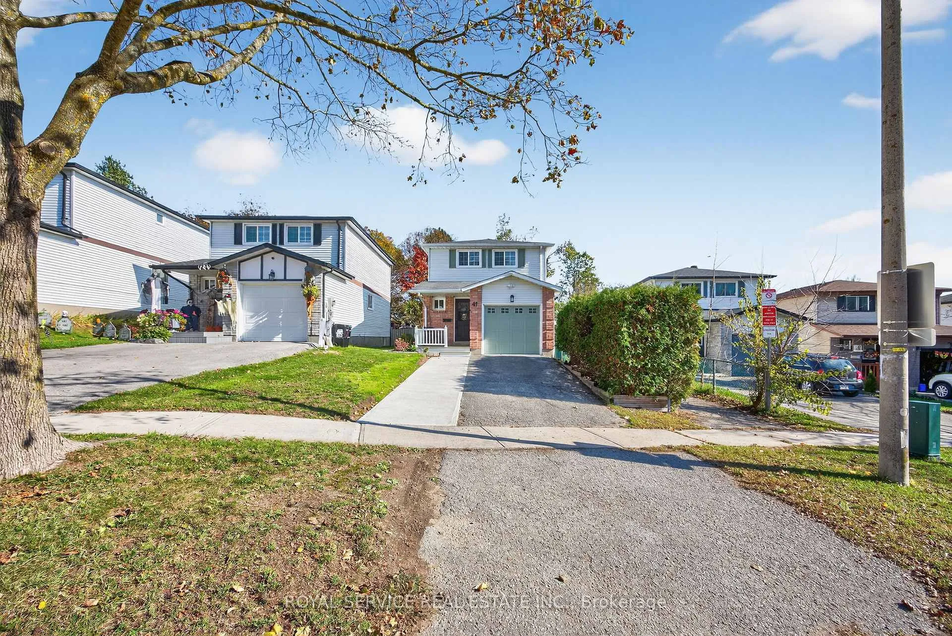 Photo 3 of 41 Hemingway Crescent, Barrie, Letitia Heights — HOMEH