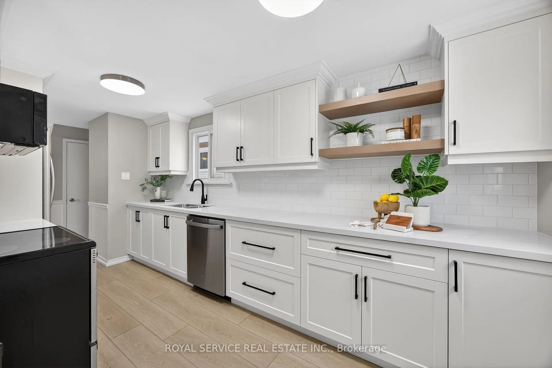 Photo 14 of 41 Hemingway Crescent, Barrie, Letitia Heights — HOMEH