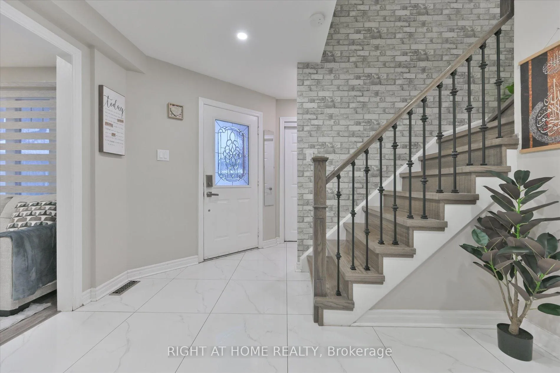 Photo 4 of 39 Devondale Street, Clarington, Courtice — HOMEH