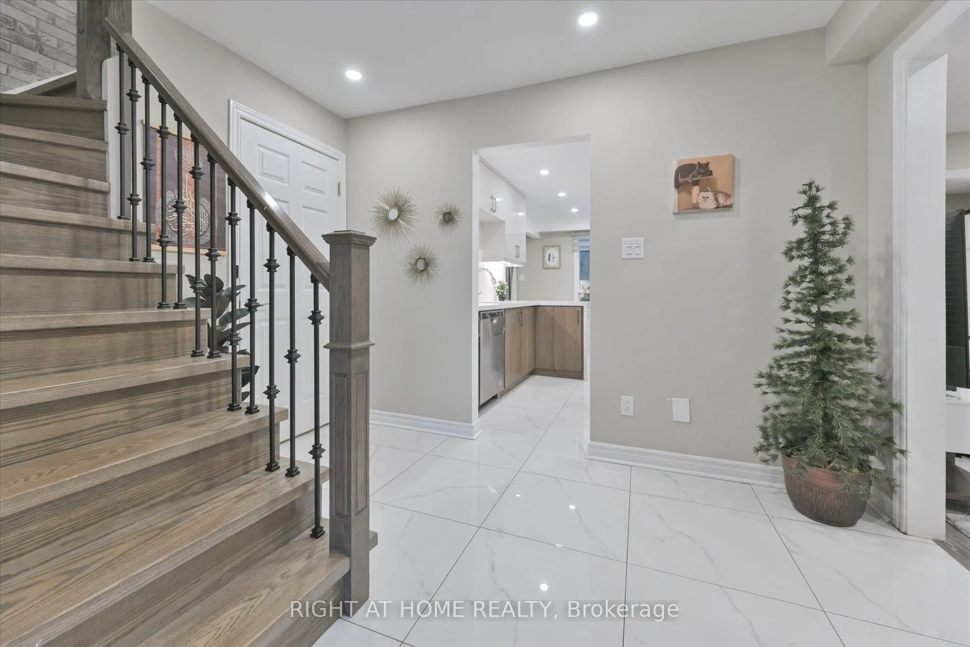 Photo 5 of 39 Devondale Street, Clarington, Courtice — HOMEH