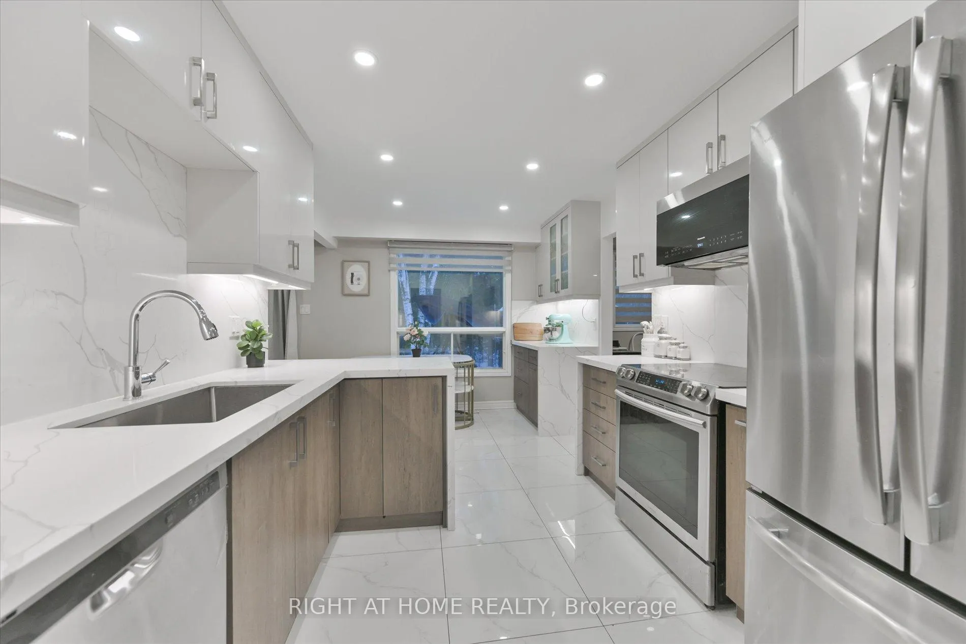 Photo 11 of 39 Devondale Street, Clarington, Courtice — HOMEH