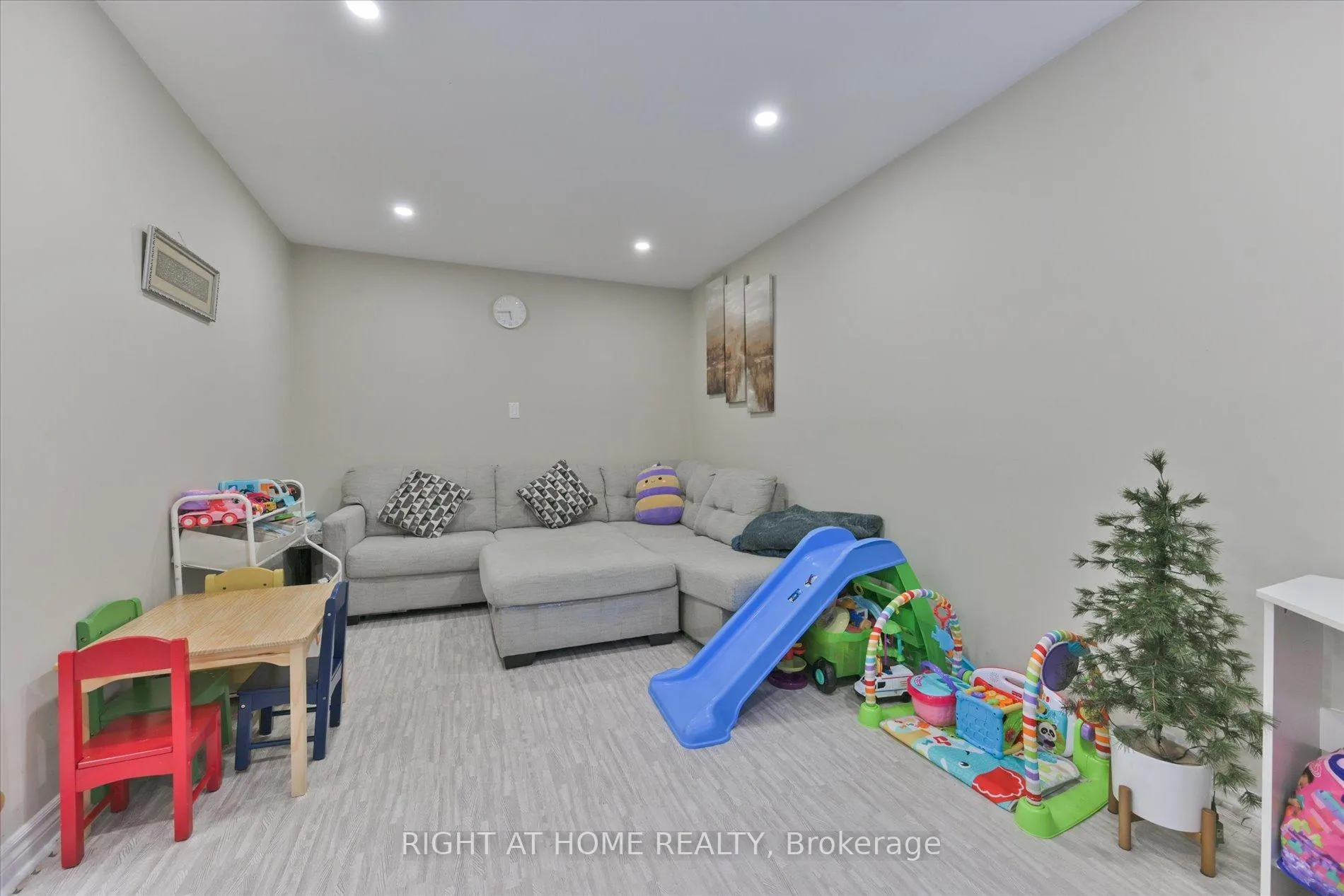 Photo 16 of 39 Devondale Street, Clarington, Courtice — HOMEH