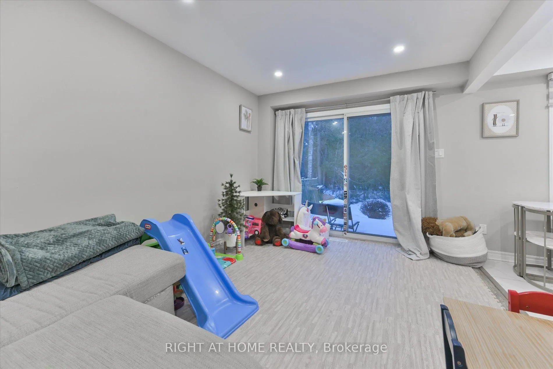 Photo 17 of 39 Devondale Street, Clarington, Courtice — HOMEH
