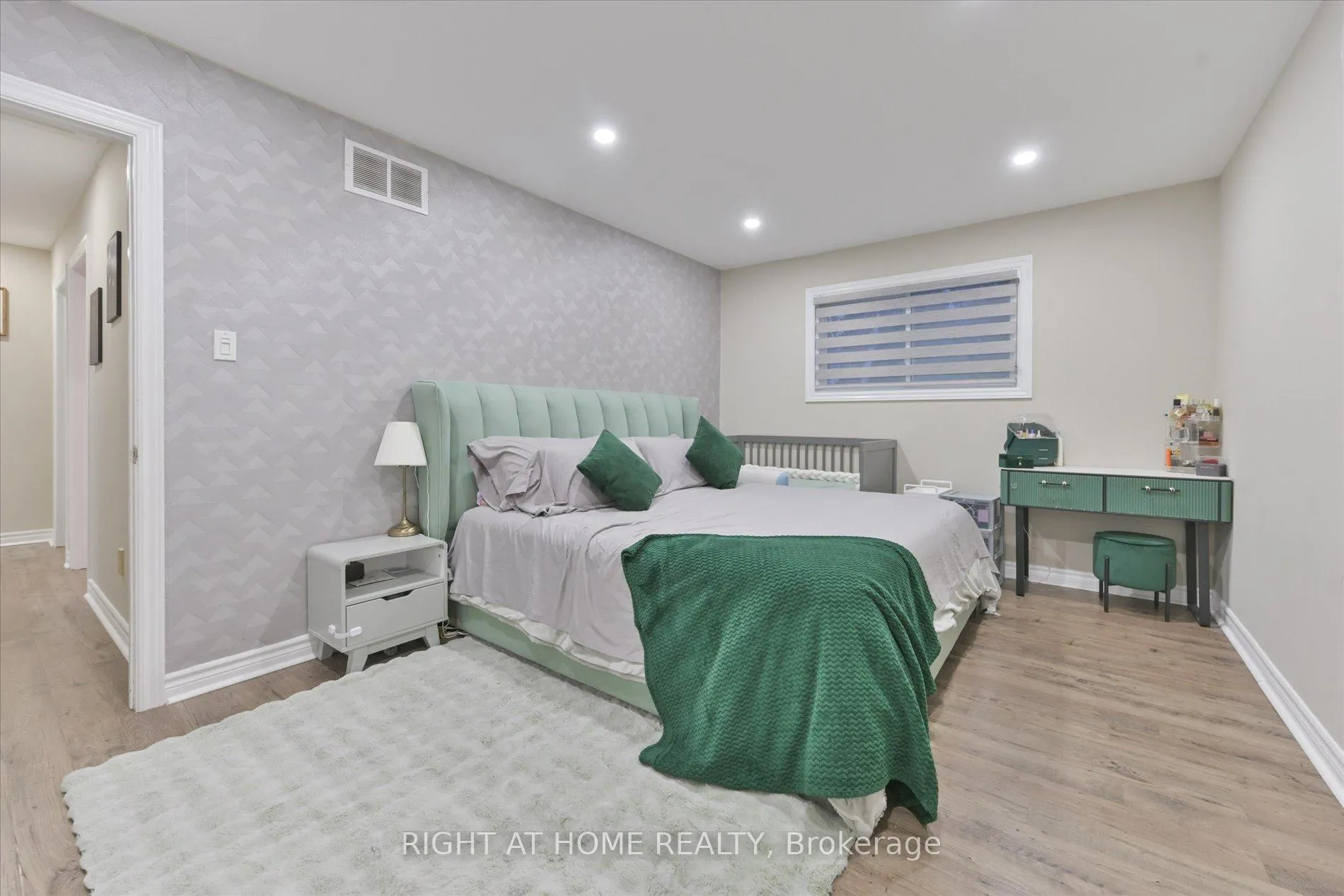 Photo 23 of 39 Devondale Street, Clarington, Courtice — HOMEH