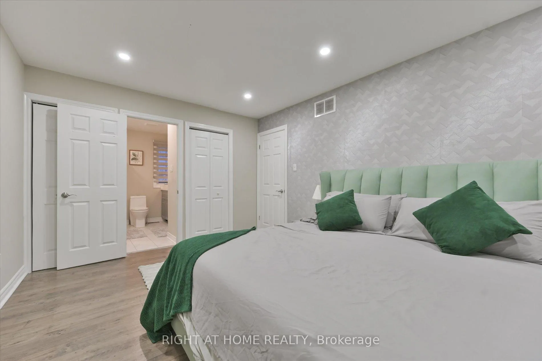 Photo 24 of 39 Devondale Street, Clarington, Courtice — HOMEH