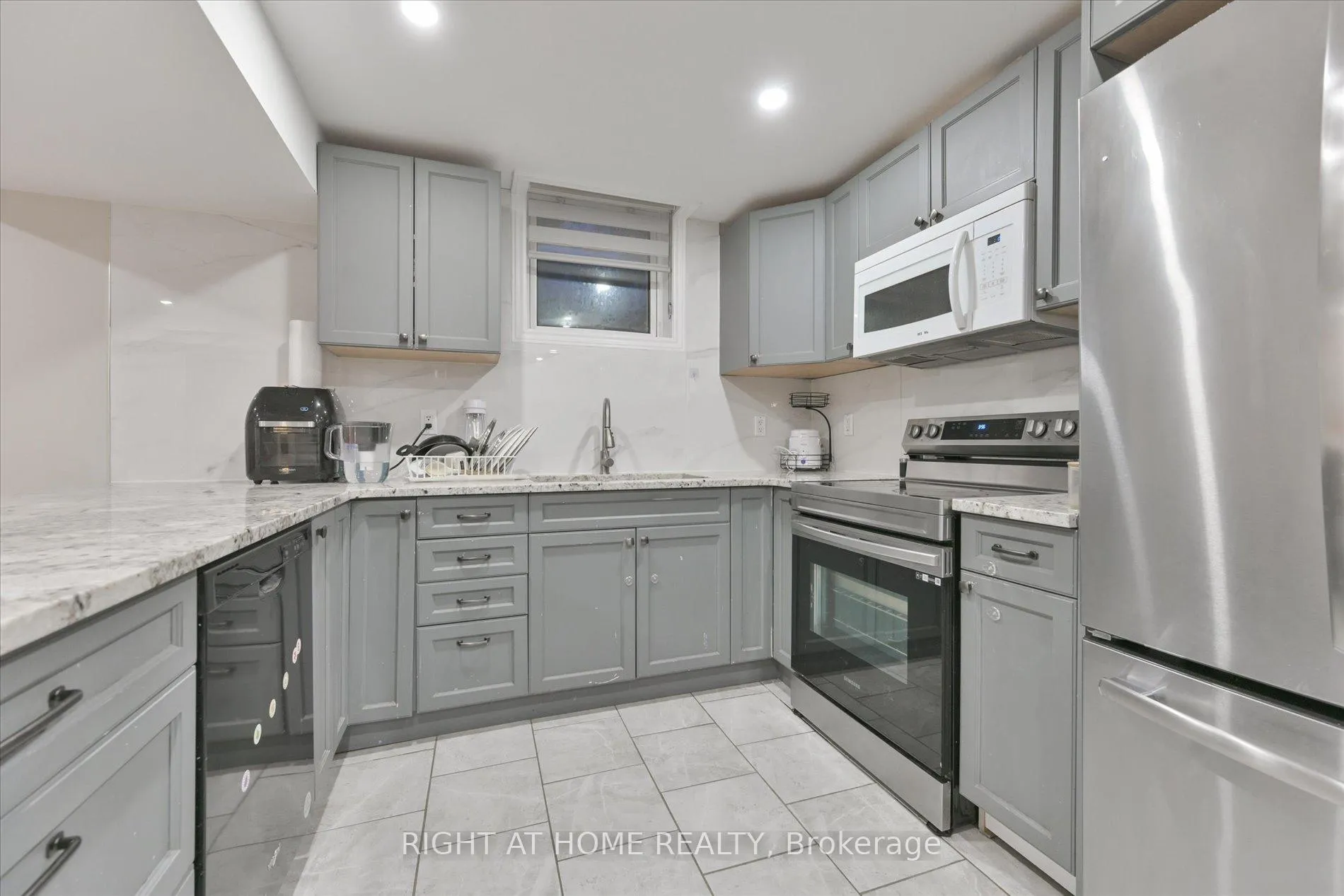 Photo 33 of 39 Devondale Street, Clarington, Courtice — HOMEH