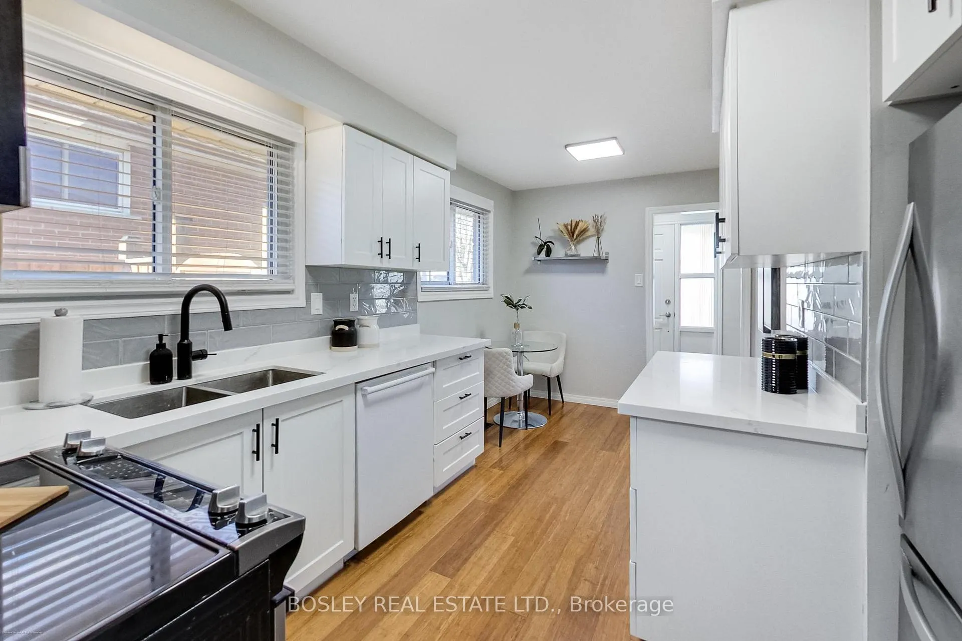 Photo 10 of 801 Eaglemount Crescent, Mississauga, Erindale — HOMEH