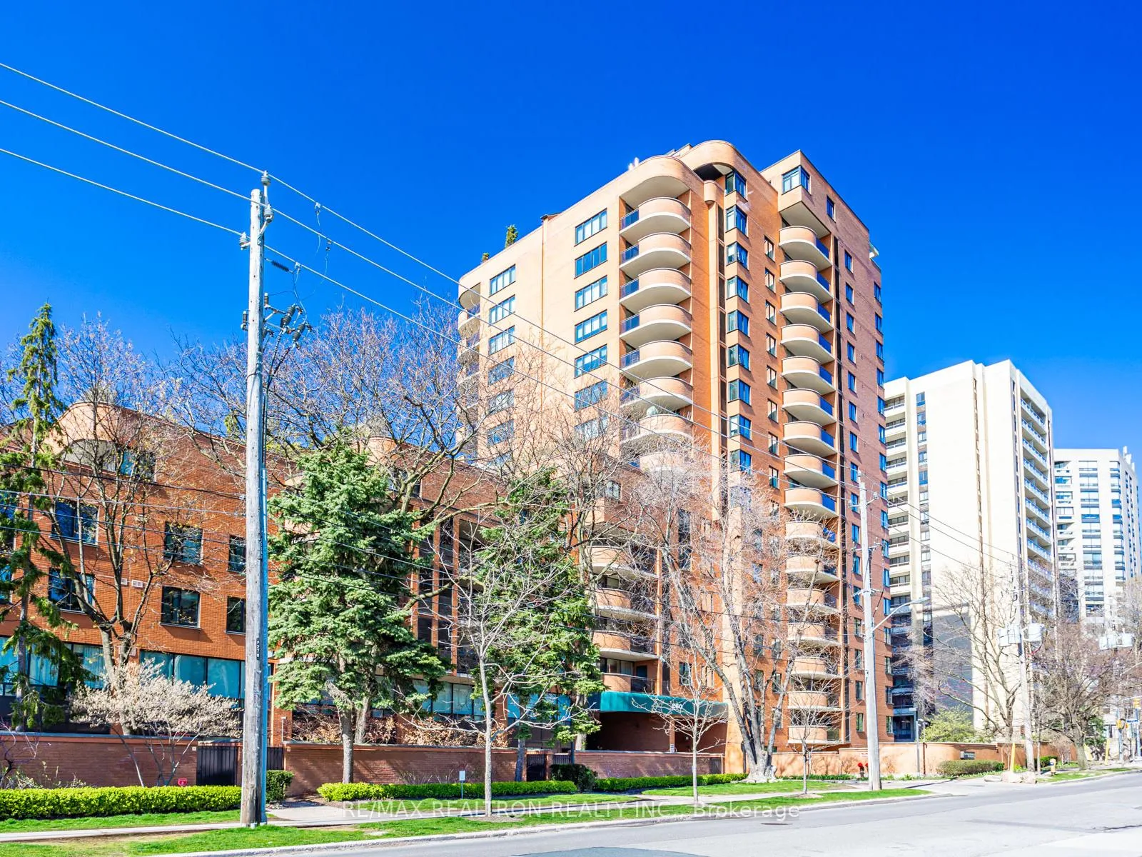 Front of Unit 404, 260 Heath Street W