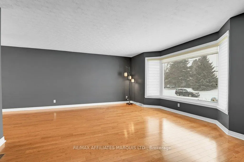 Photo 3 of 784 Iroquois Drive, Cornwall — HOMEH