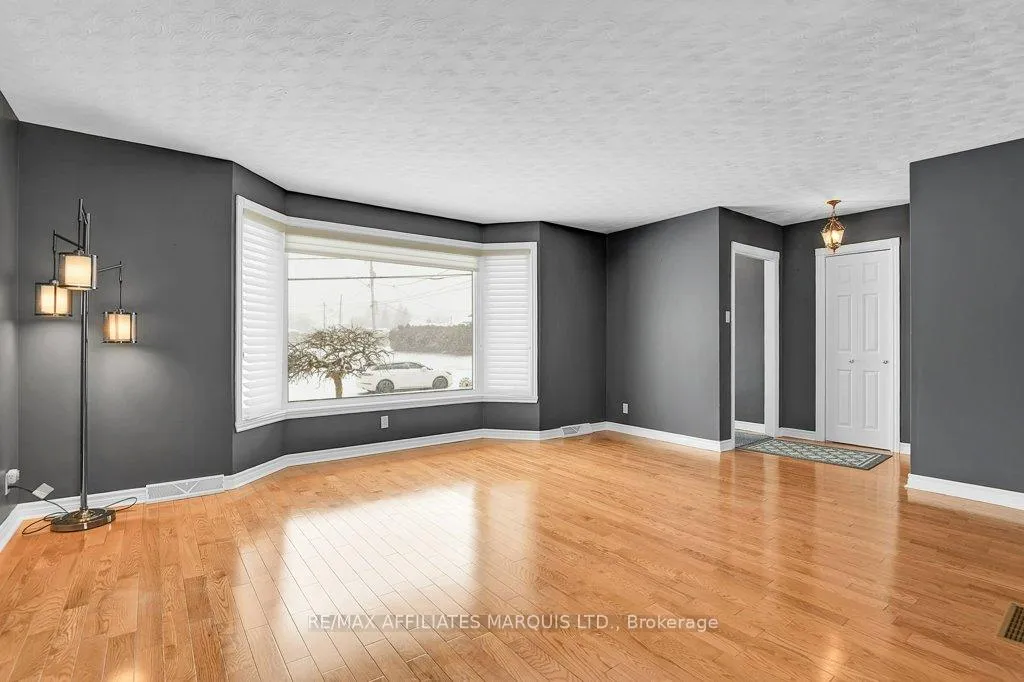 Photo 5 of 784 Iroquois Drive, Cornwall — HOMEH
