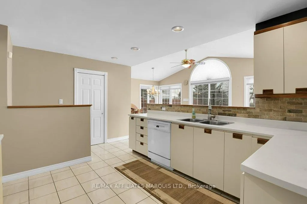 Photo 8 of 784 Iroquois Drive, Cornwall — HOMEH