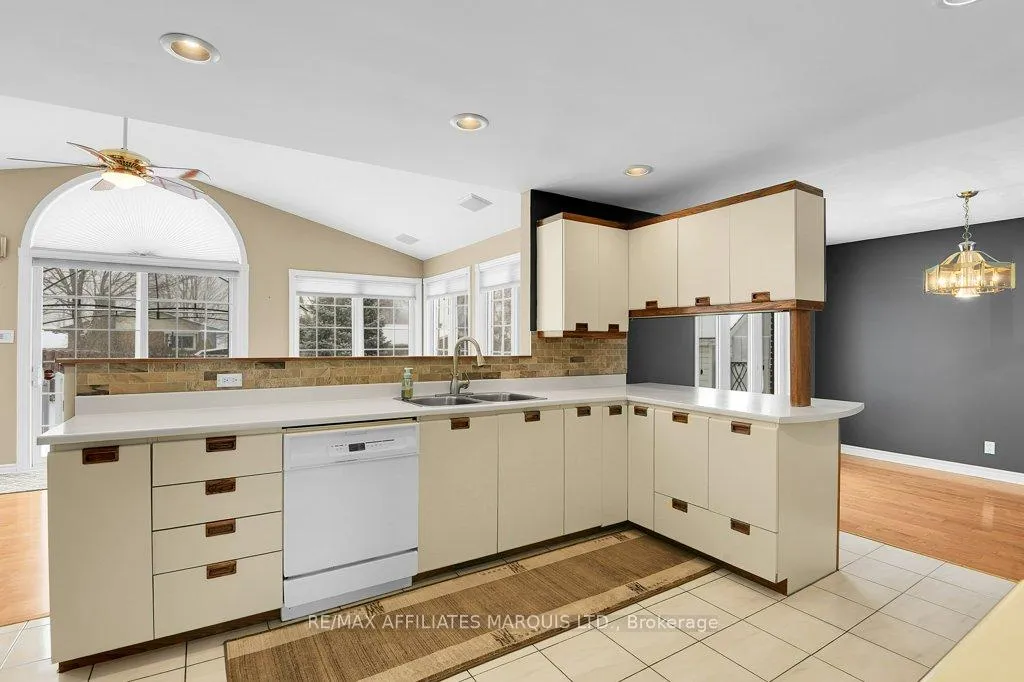 Photo 9 of 784 Iroquois Drive, Cornwall — HOMEH