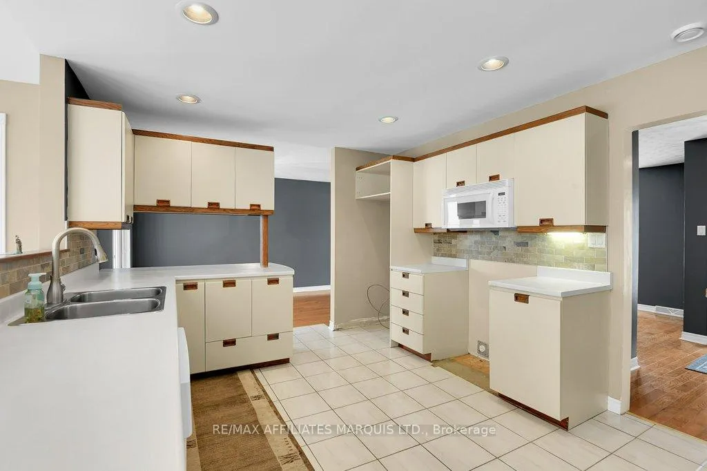 Photo 10 of 784 Iroquois Drive, Cornwall — HOMEH