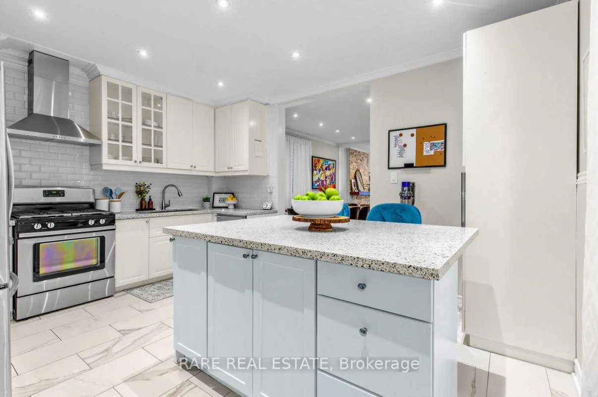 Photo 12 of 18 Earlscourt Avenue, Toronto, Corso Italia-Davenport — HOMEH