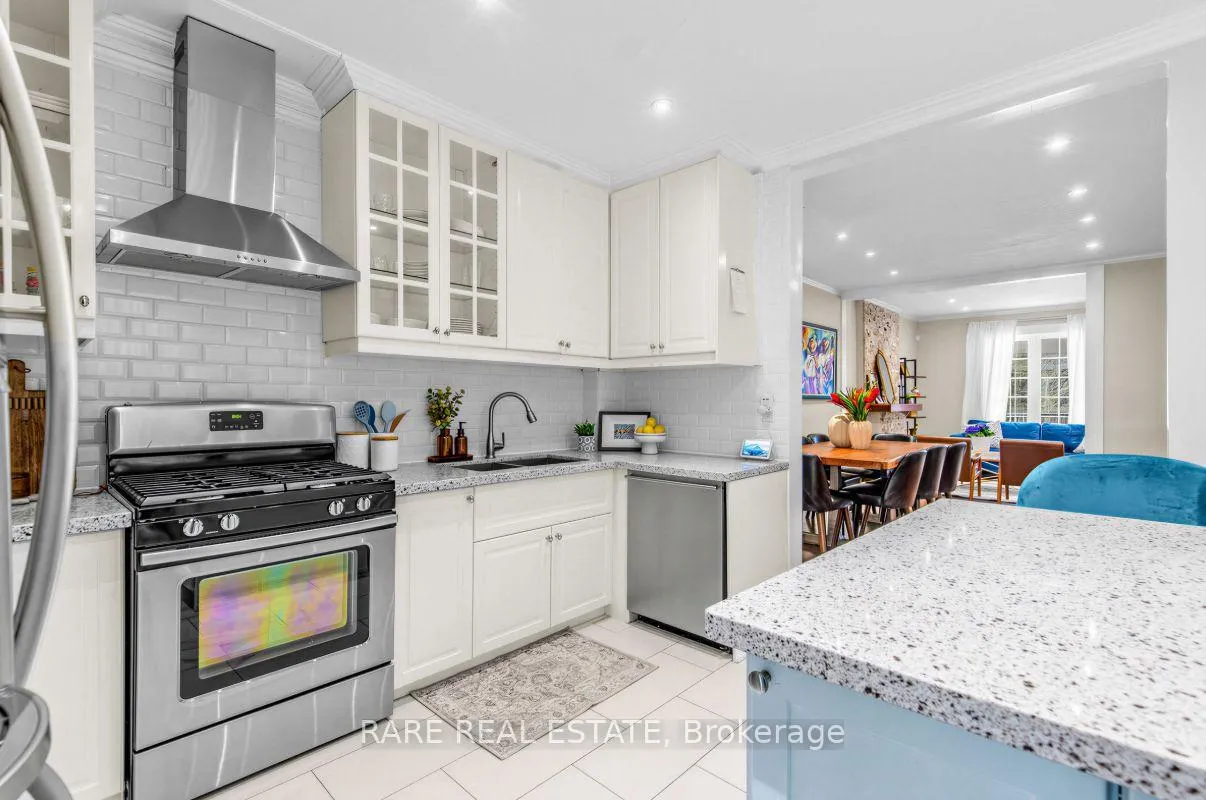 Photo 15 of 18 Earlscourt Avenue, Toronto, Corso Italia-Davenport — HOMEH
