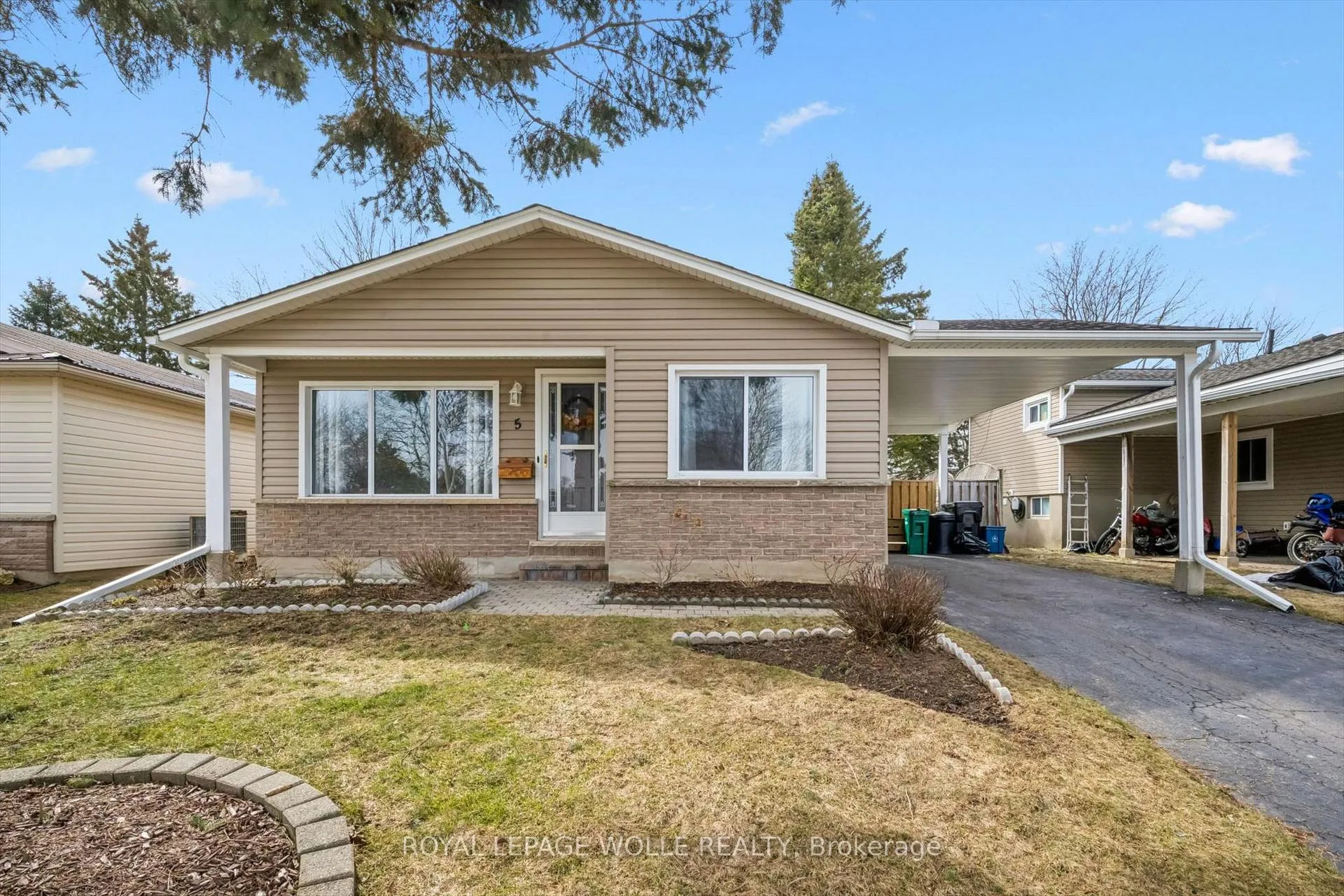 Photo 1 of 5 Aspen Crescent, Waterloo — HOMEH