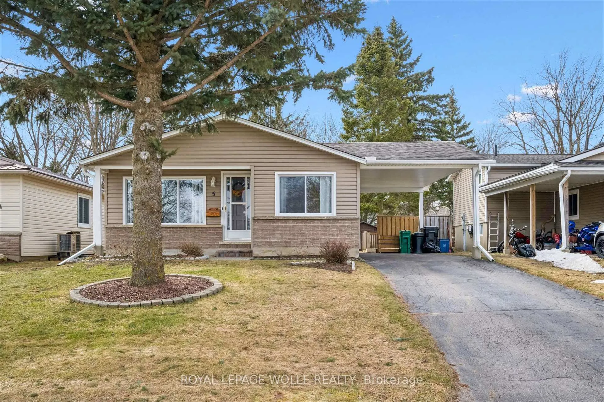 Photo 2 of 5 Aspen Crescent, Waterloo — HOMEH