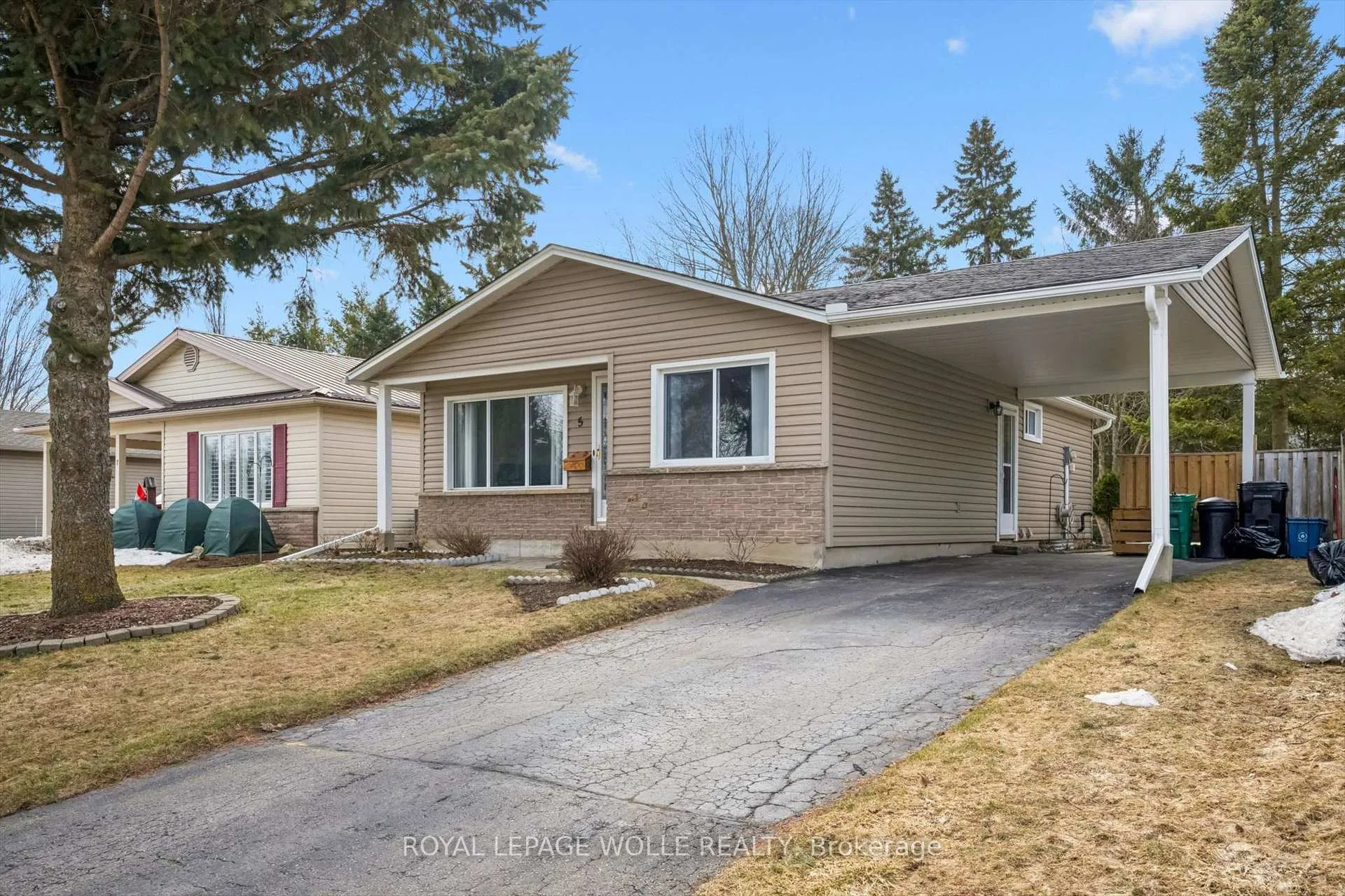 Photo 3 of 5 Aspen Crescent, Waterloo — HOMEH
