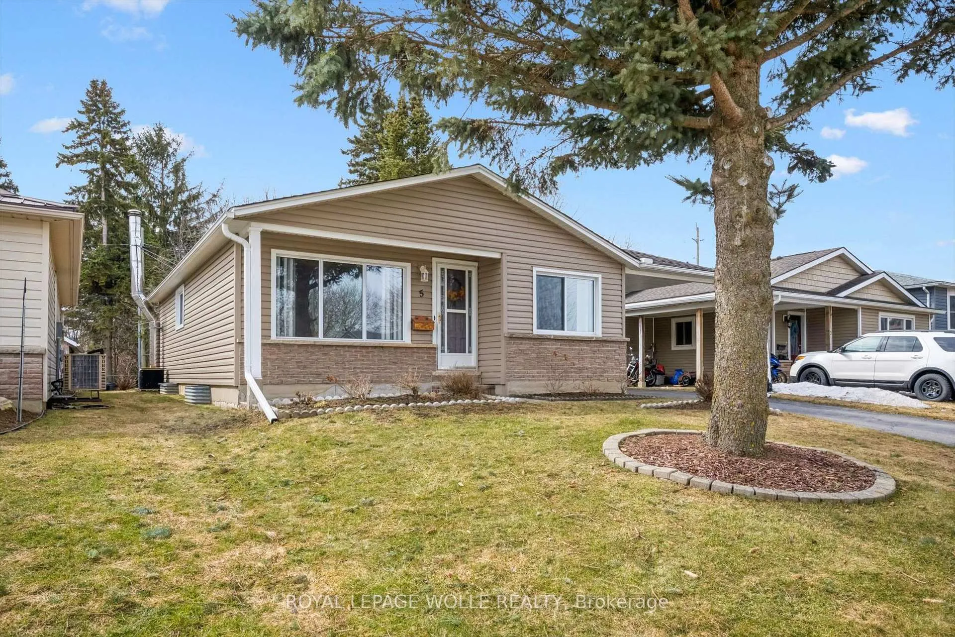 Photo 4 of 5 Aspen Crescent, Waterloo — HOMEH