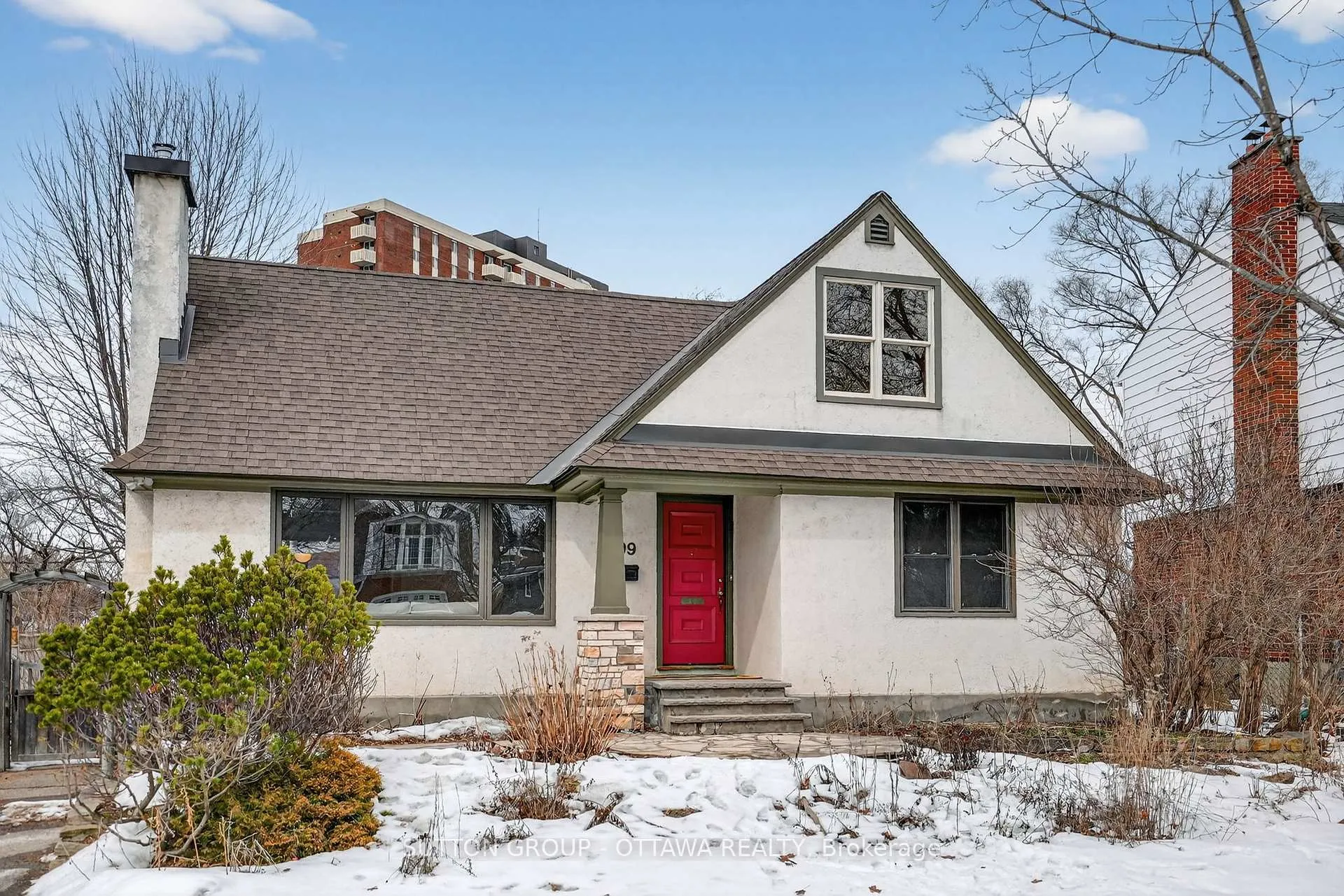 Front of 499 Neighbourhood Way