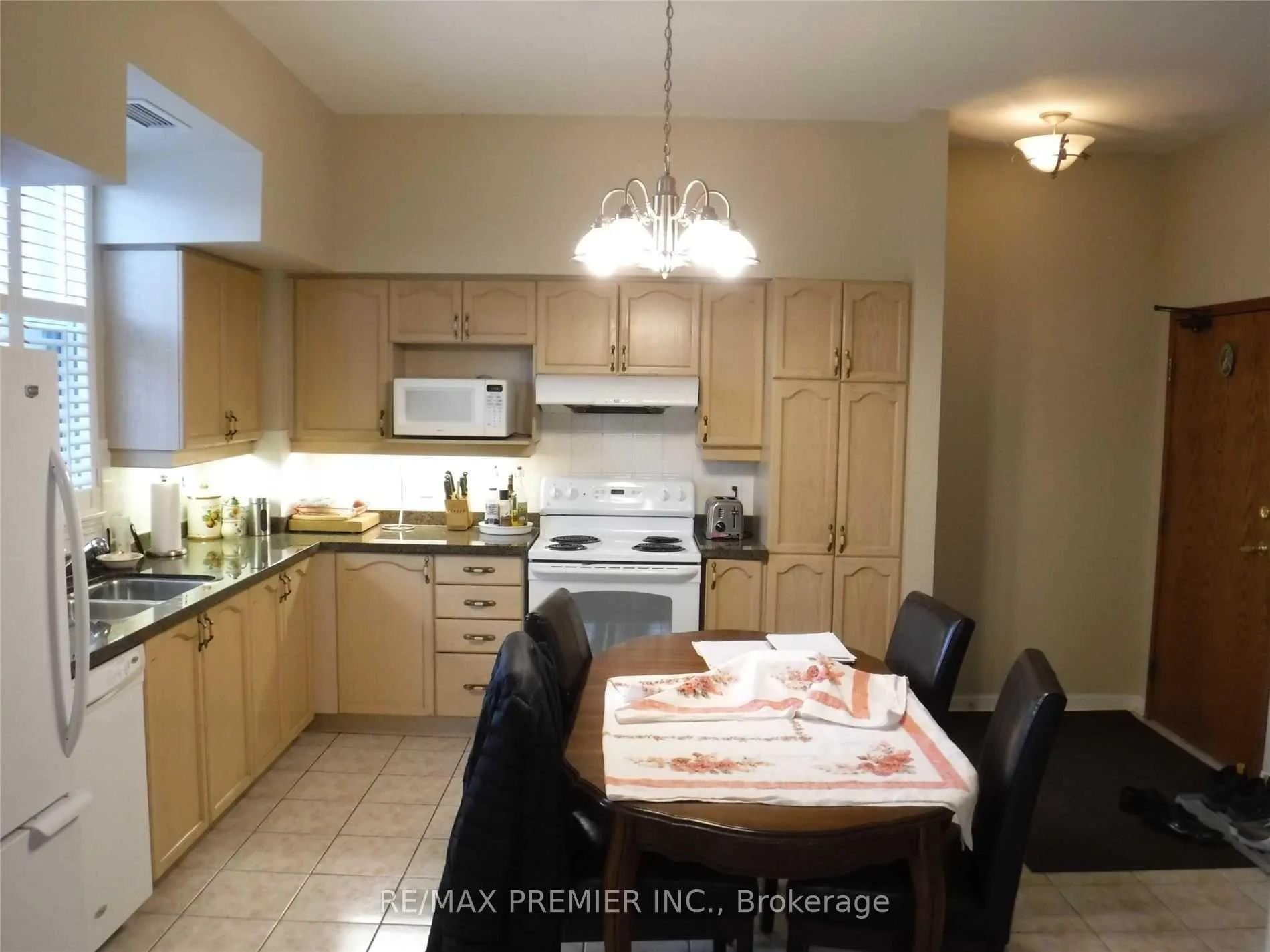 Photo 5 of Unit 102, 2506 Rutherford Road, Vaughan, Maple — HOMEH