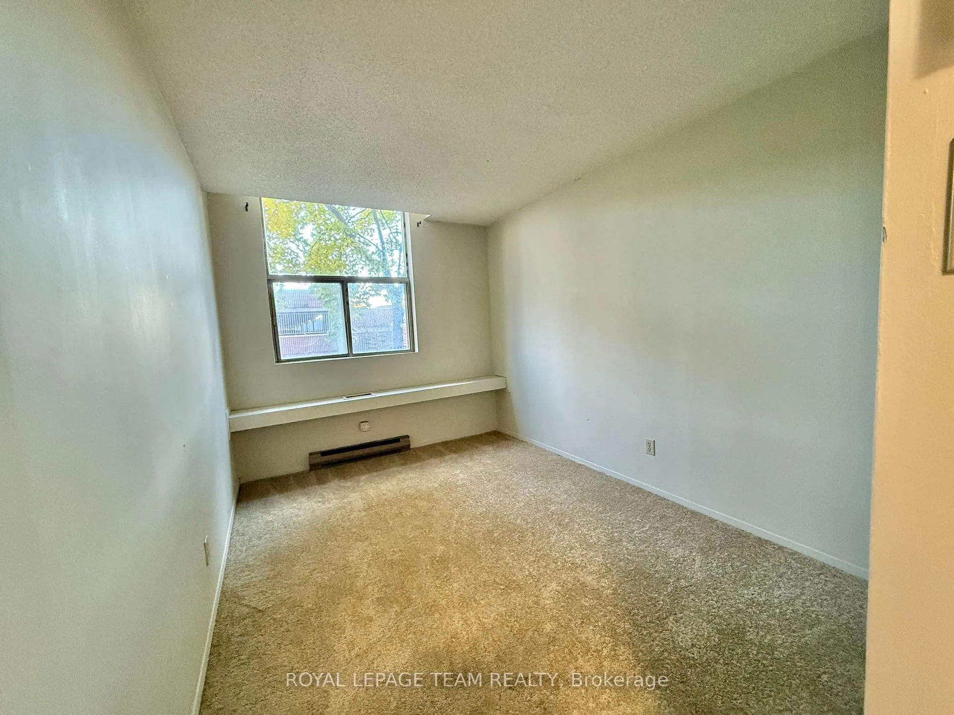 Photo 4 of Unit 102, 2760 Carousel Crescent, Ottawa, Emerald Woods/Sawmill Creek — HOMEH