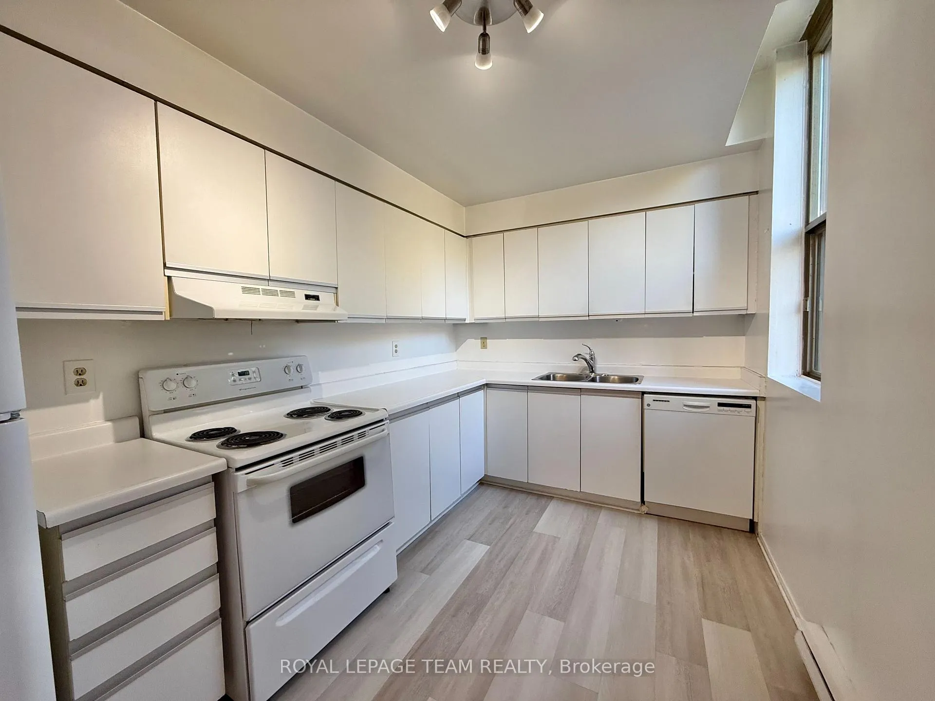 Photo 7 of Unit 102, 2760 Carousel Crescent, Ottawa, Emerald Woods/Sawmill Creek — HOMEH