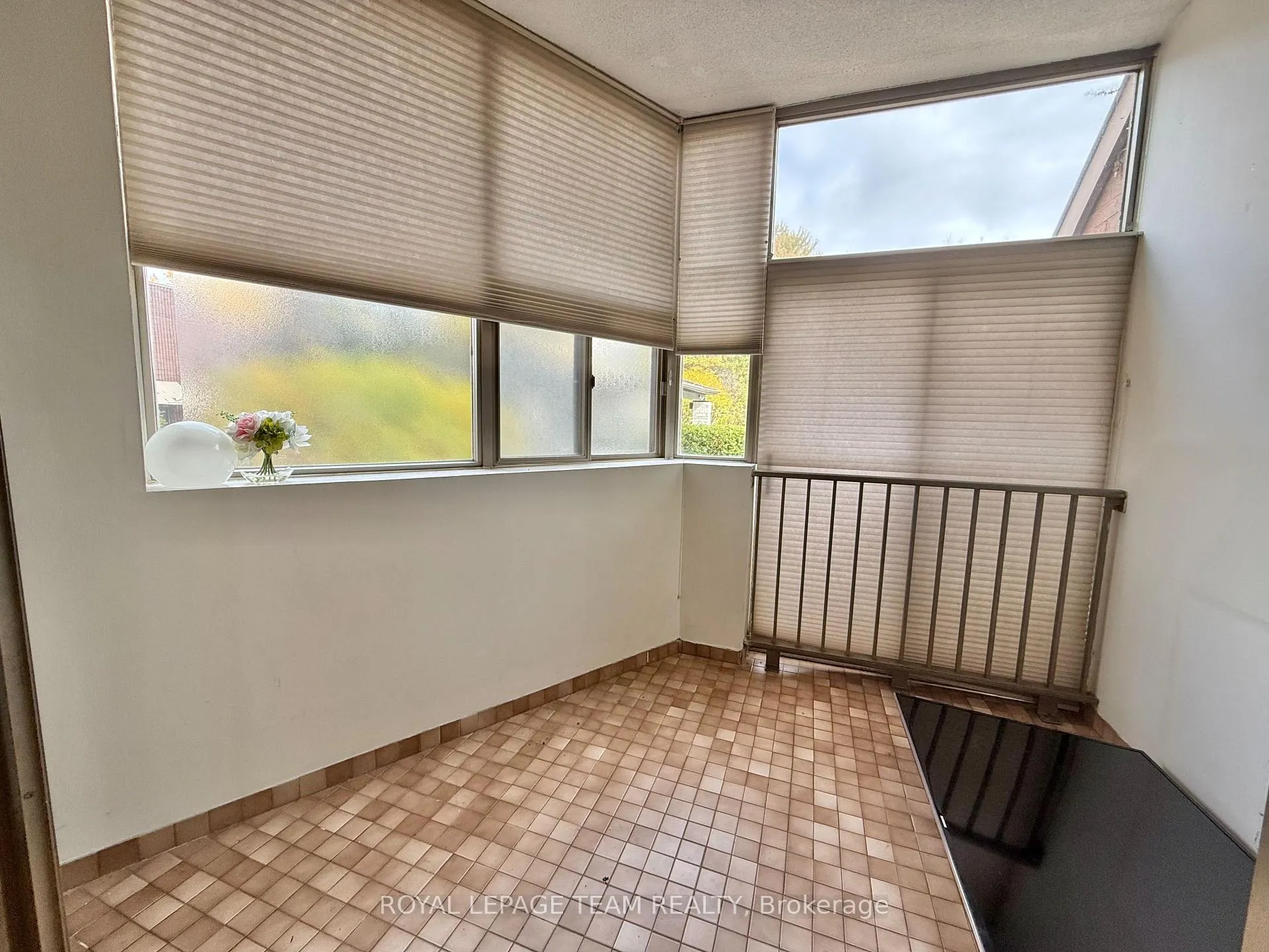 Photo 10 of Unit 102, 2760 Carousel Crescent, Ottawa, Emerald Woods/Sawmill Creek — HOMEH