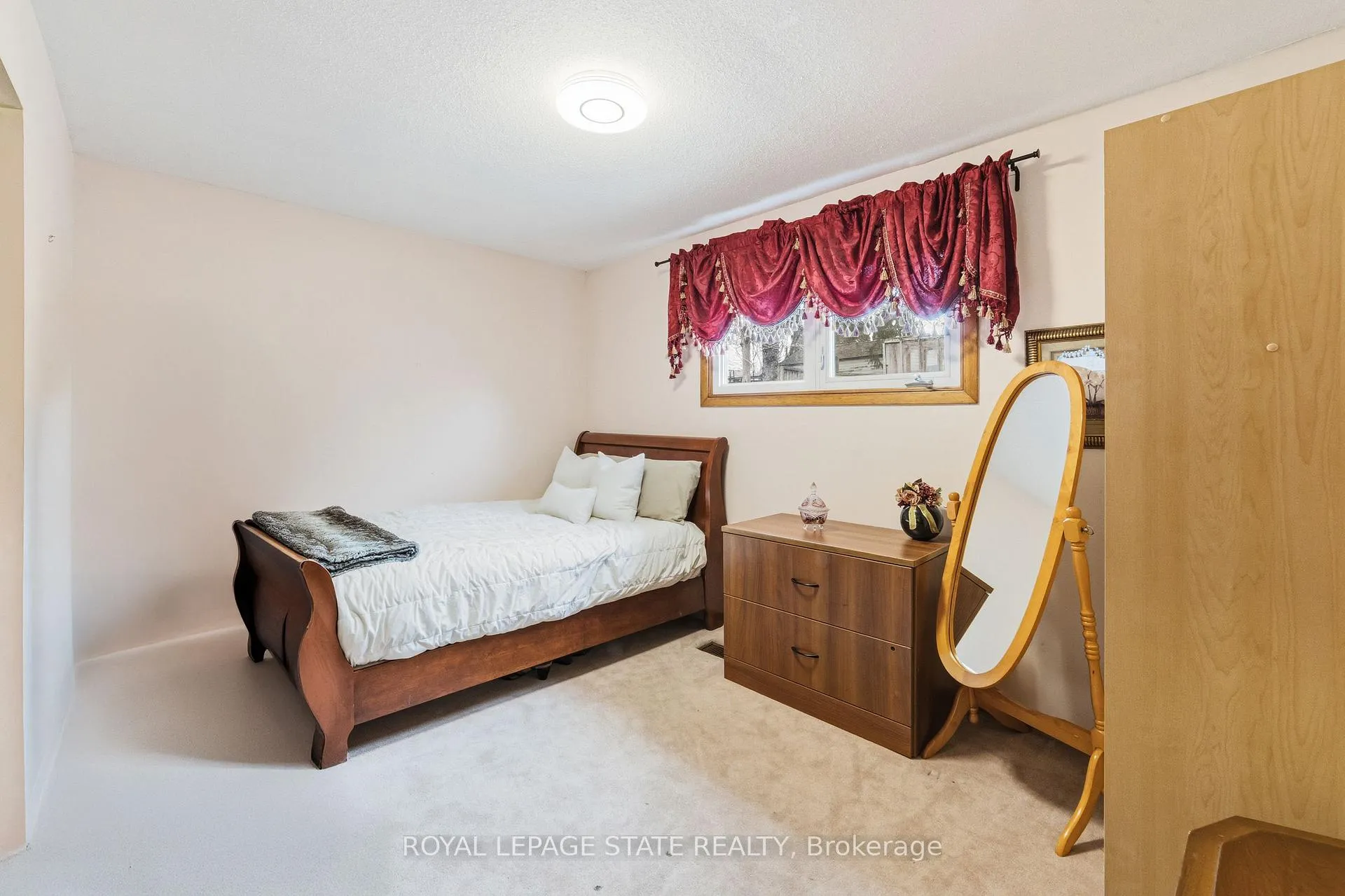 Photo 15 of 222 Greencedar Drive, Hamilton, Gurnett — HOMEH