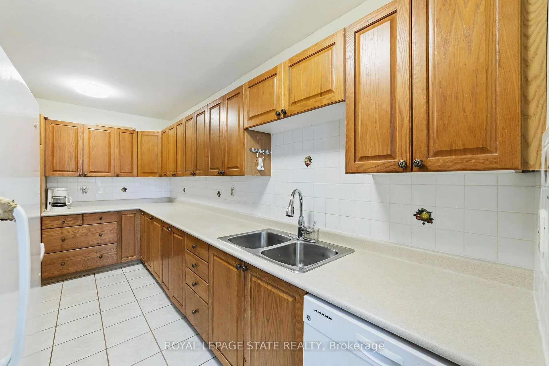 Photo 17 of 222 Greencedar Drive, Hamilton, Gurnett — HOMEH