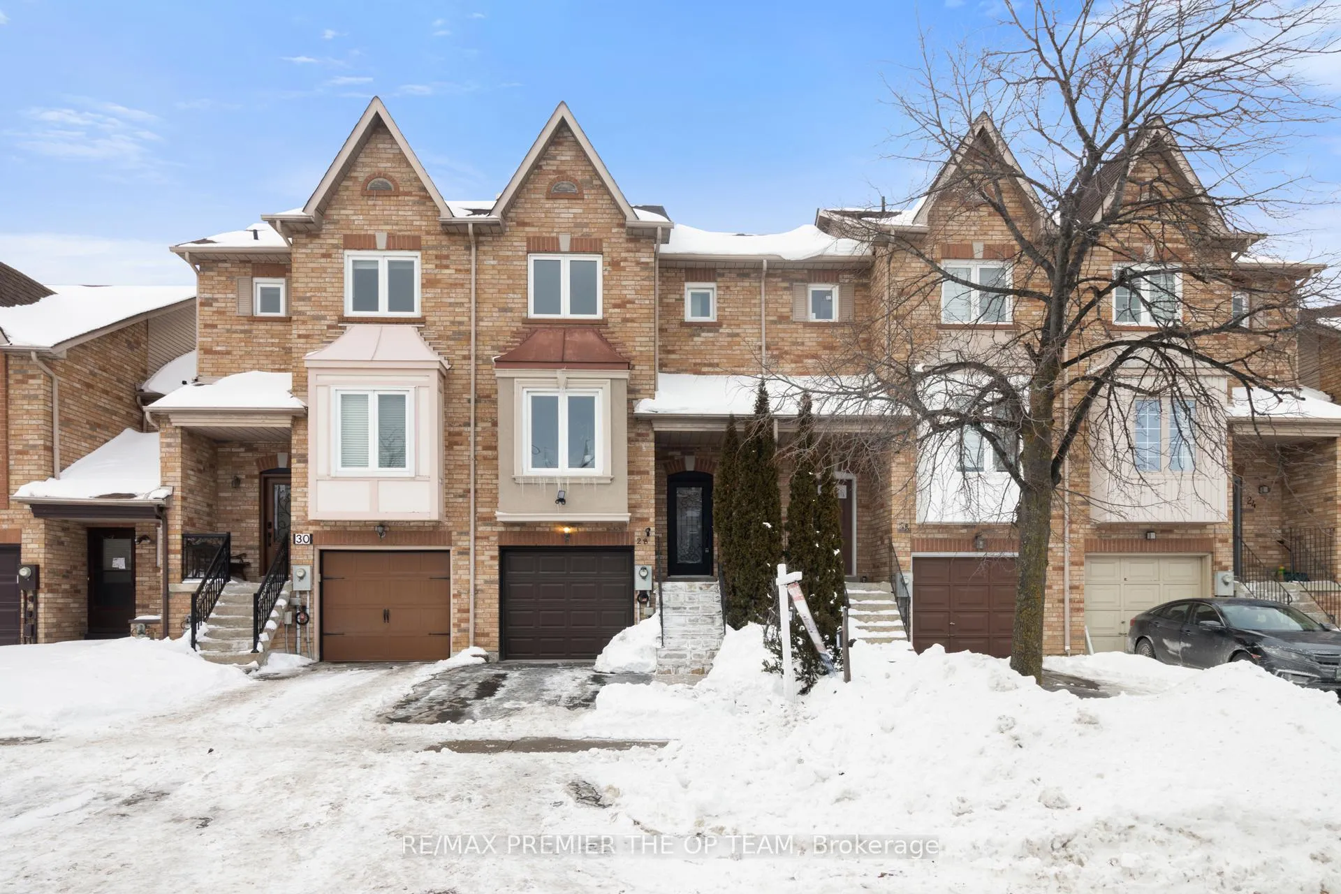 Photo 2 of 28 Kelso Crescent, Vaughan, Maple — HOMEH