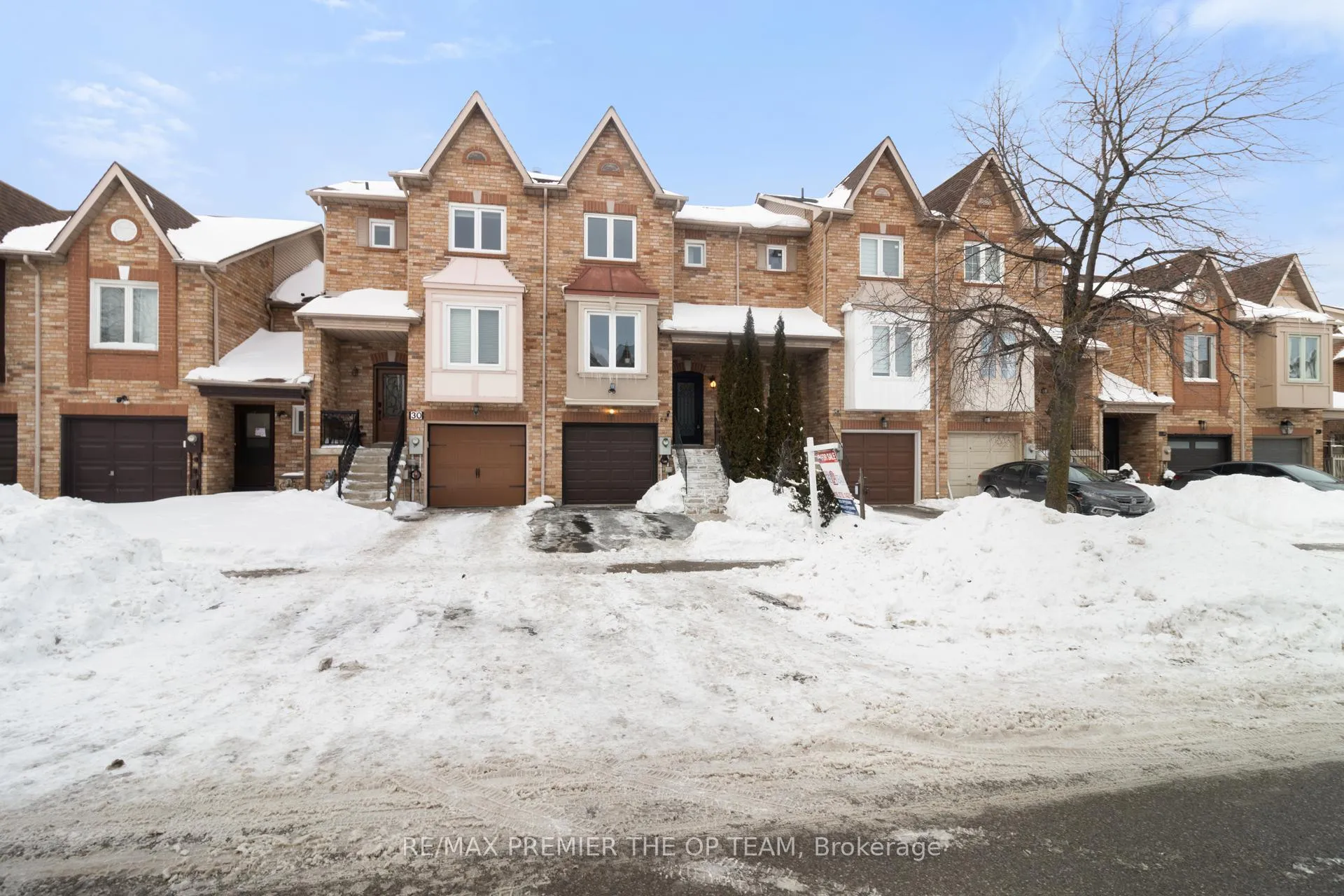Photo 3 of 28 Kelso Crescent, Vaughan, Maple — HOMEH