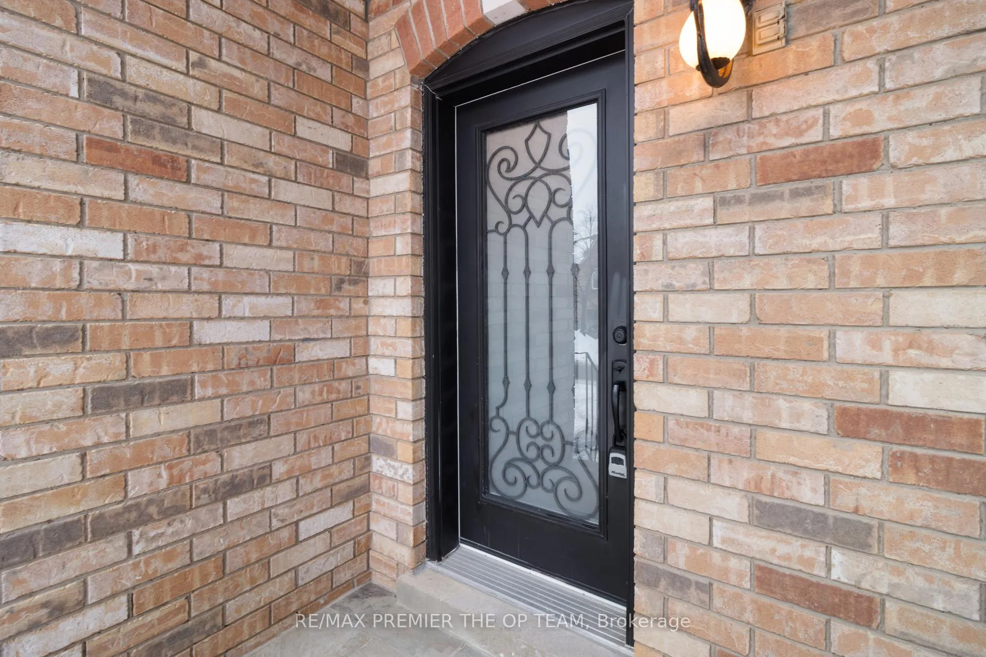 Photo 5 of 28 Kelso Crescent, Vaughan, Maple — HOMEH