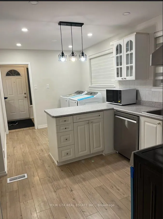 Photo 10 of Unit Upper, 1867 Sandgate Crescent, Mississauga, Clarkson — HOMEH