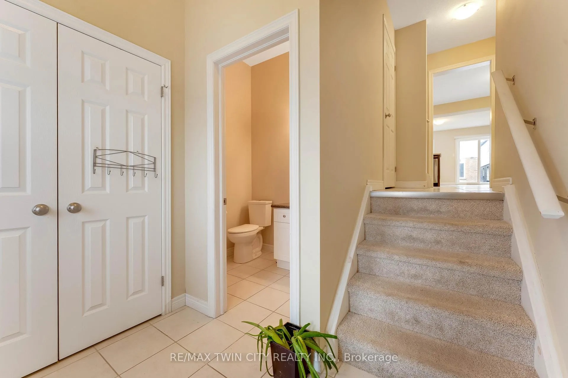 Photo 4 of 17 Valleybrook Drive, Kitchener — HOMEH