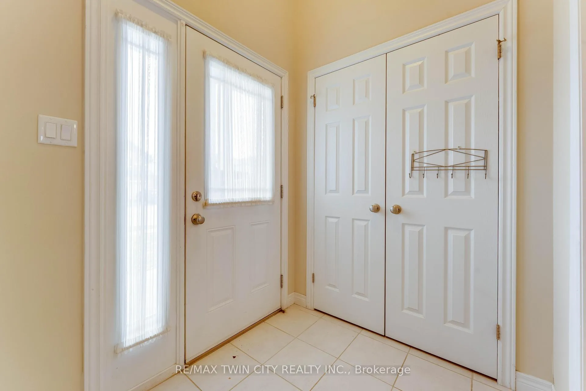 Photo 5 of 17 Valleybrook Drive, Kitchener — HOMEH
