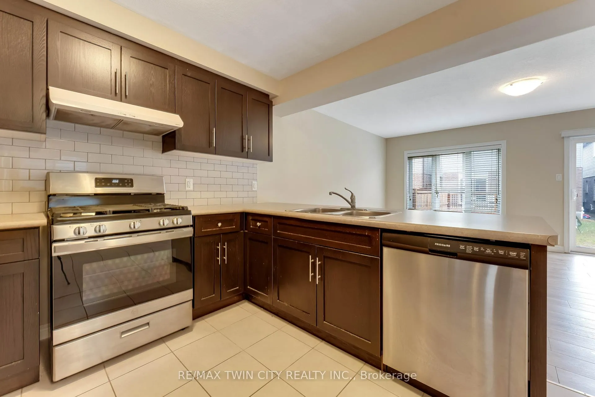 Photo 10 of 17 Valleybrook Drive, Kitchener — HOMEH