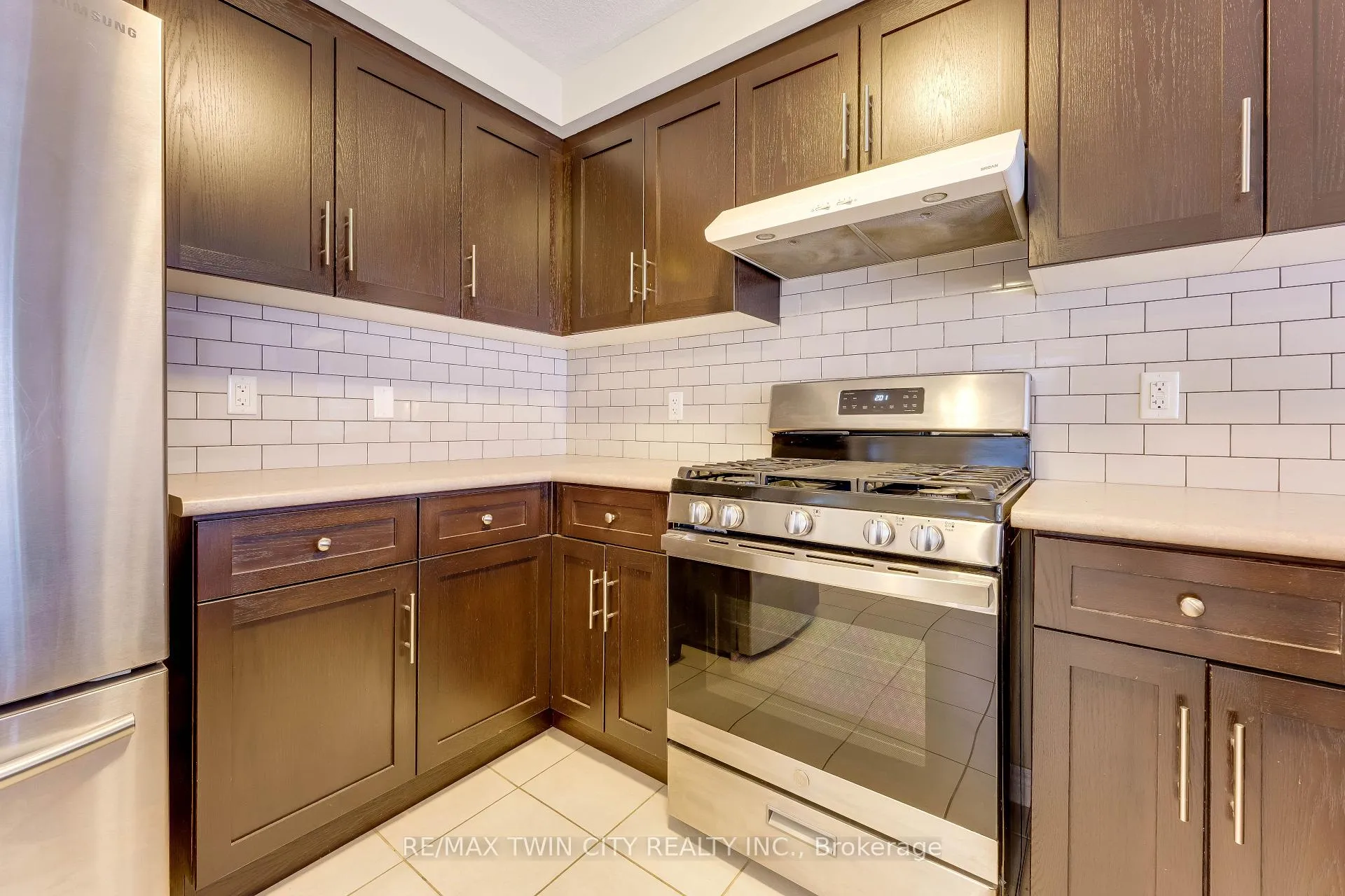 Photo 11 of 17 Valleybrook Drive, Kitchener — HOMEH
