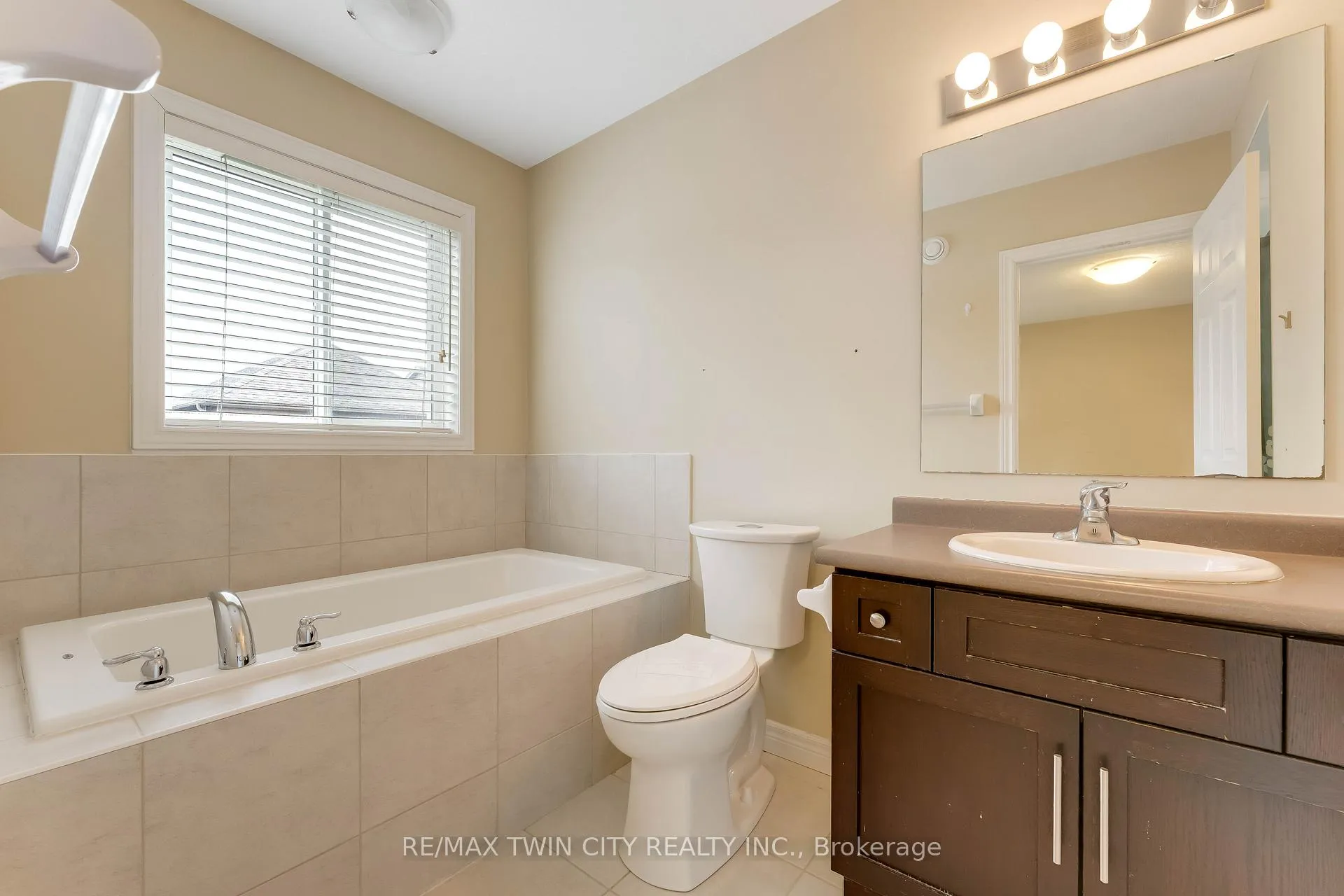 Photo 21 of 17 Valleybrook Drive, Kitchener — HOMEH