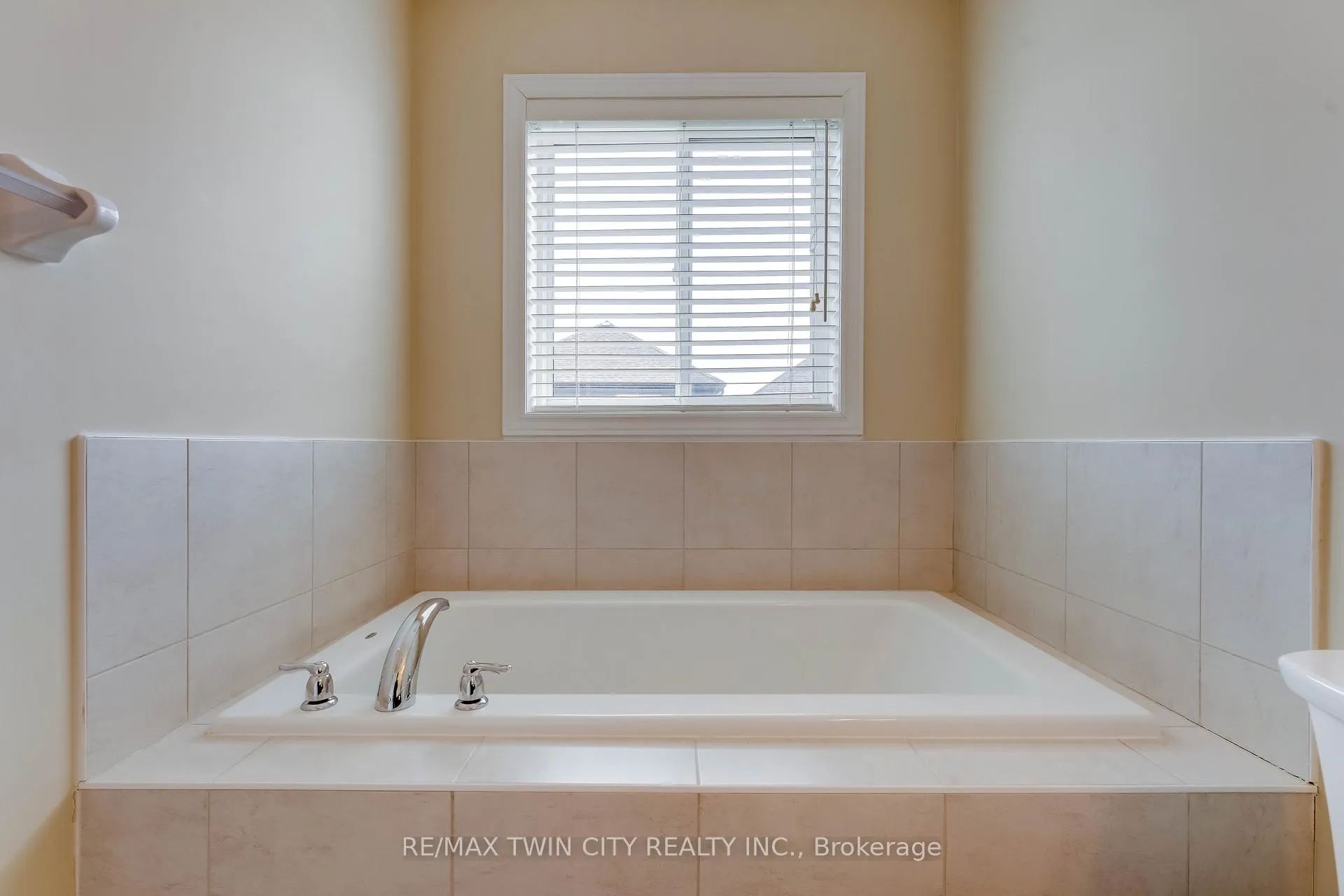 Photo 22 of 17 Valleybrook Drive, Kitchener — HOMEH
